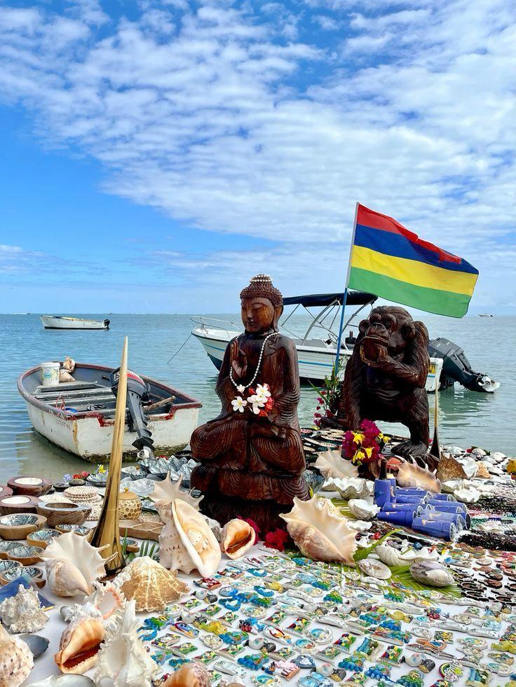 Catamaran: Crystal Rock, Dolphins & Île aux Bénitiers